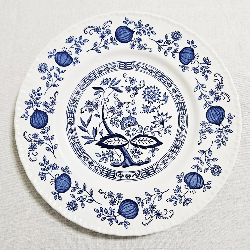 Vtg. Wedgewood Blue Heritage Dinner Plate England Hand‎ Engraving EUC White 10